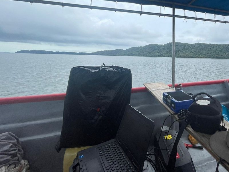 Lancha de trabajo con equipo de batimetría a bordo frente a Isla Caballo