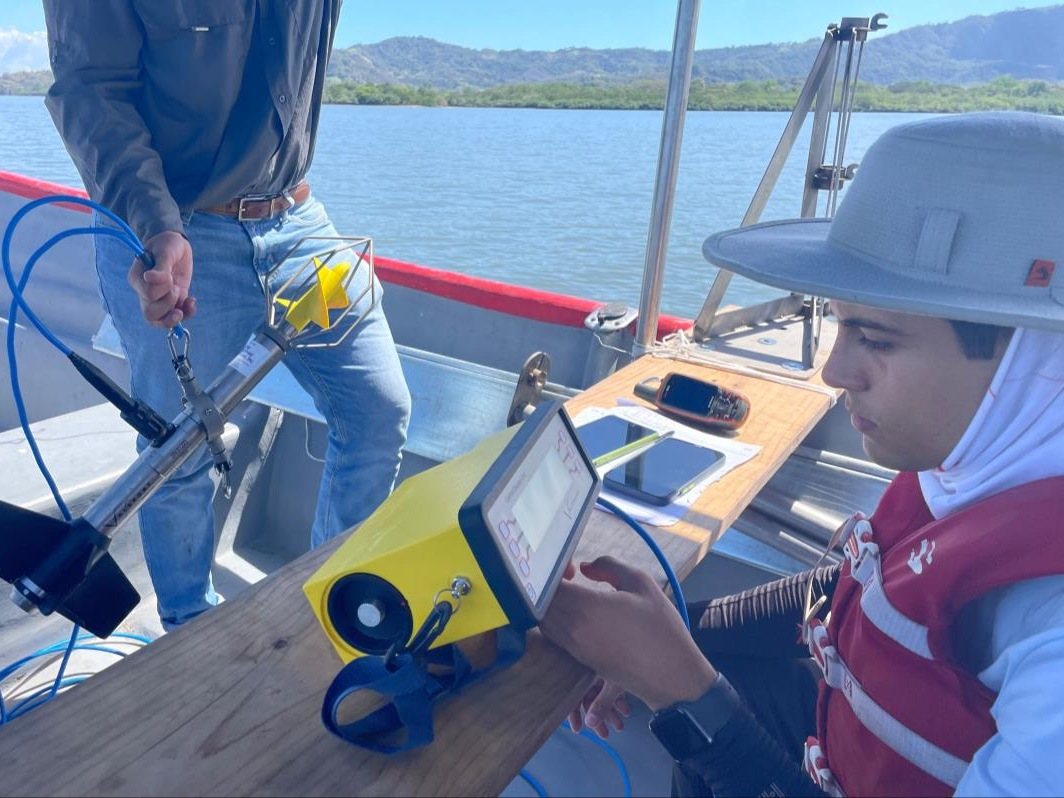 Medición de corrientes desde la embarcación con el correntómetro y su unidad de lectura, frente a Isla Caballo