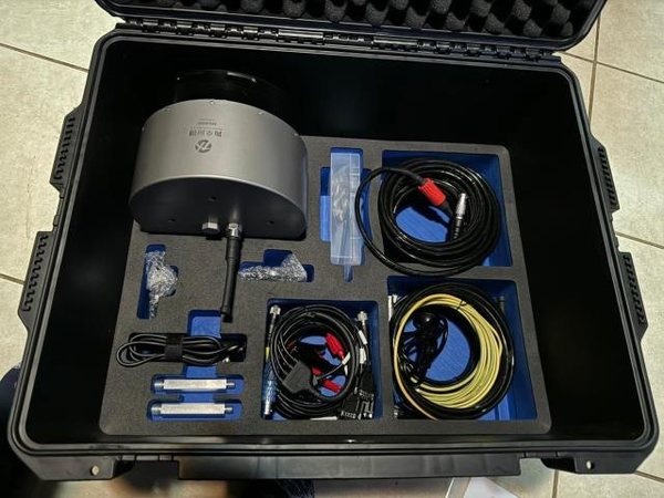 Cabezal de la ecosonda multihaz con sus cables en el maletín de transporte