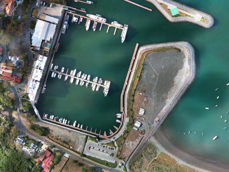 Ortomosaico de una marina con su dársena, muelles y rompeolas